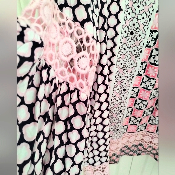 Pink Bell Sleeve Quatrefoil Floral Print Blouse - Picture 5 of 13